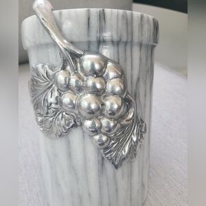 Marble wine bottle hold.